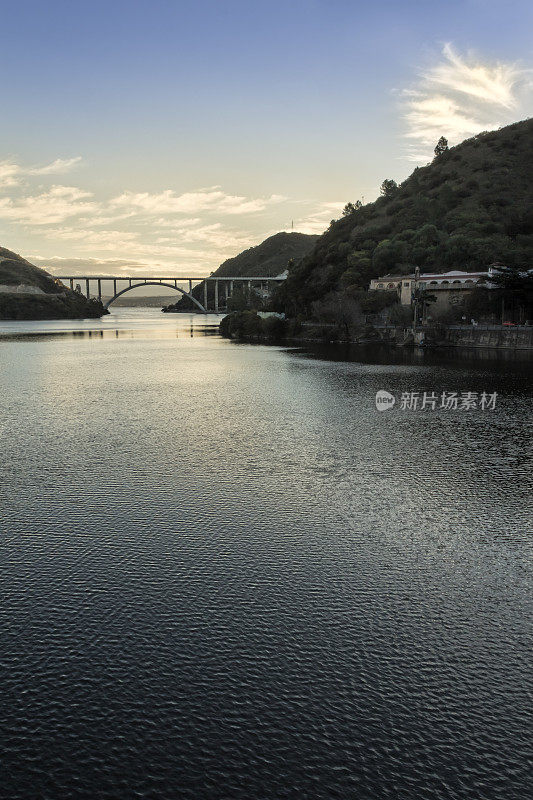 日落时的圣罗克湖，在背景José曼努埃尔德拉索塔桥。Villa Carlos Paz, Córdoba，阿根廷。